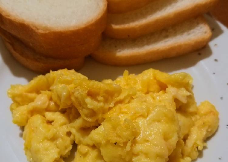 makanan Scrambled eggs with cheese yang Enak