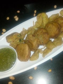कुट्टू आलू बोंडा (Kuttu Aloo Bonda recipe in Hindi) रेसिपी मुख्य फोटो