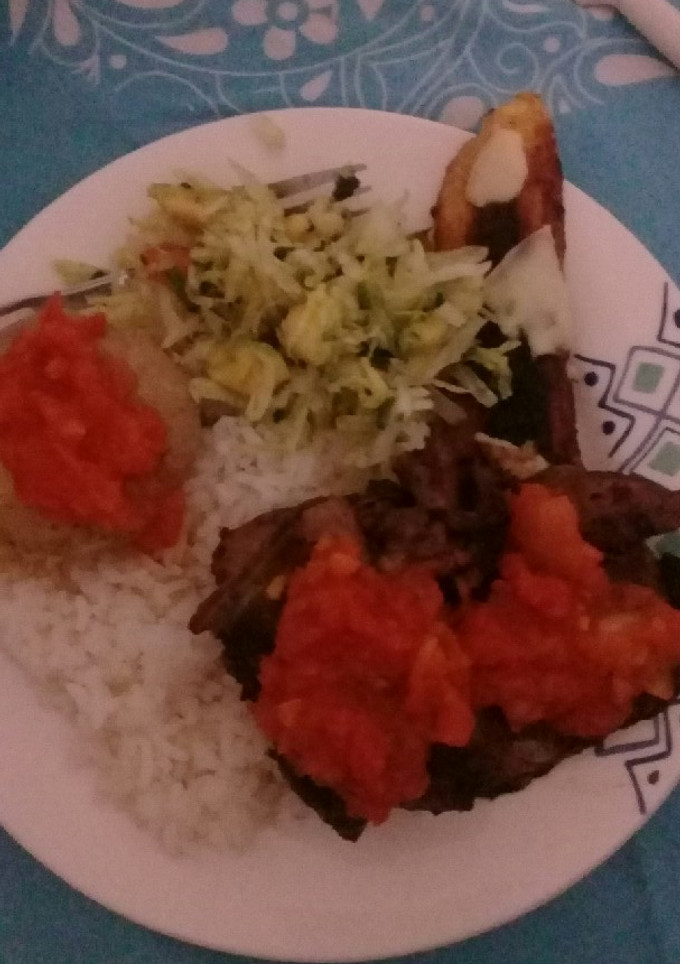 Una foto de Costillas de cerdo con hogao