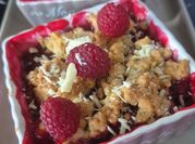 Une photo de crumble framboises