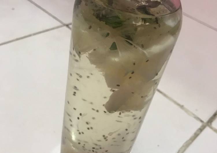 Cara Gampang Membuat 15. Infused water (lemon + chia seed + daun mint + madu + himsalt) #resep jsr yang Menggugah Selera