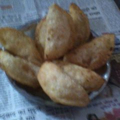 A picture of Namkeen gujhiya.