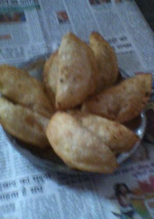 A picture of Namkeen gujhiya.