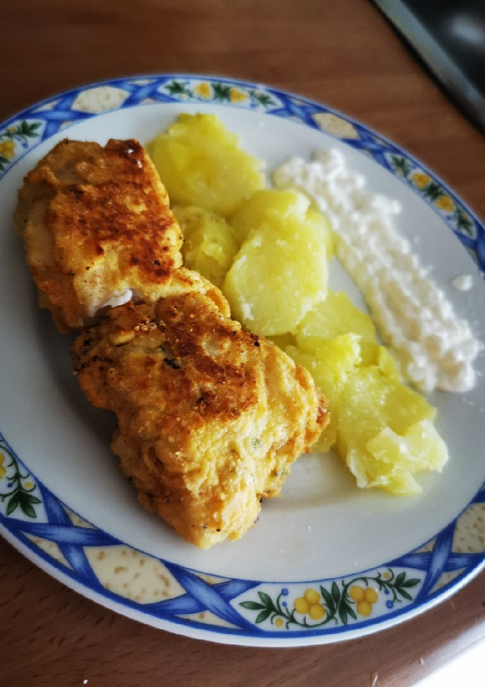 Una foto de Merluza rebozada con salsa alioli