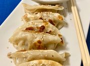 Una foto de gyozas de cerdo