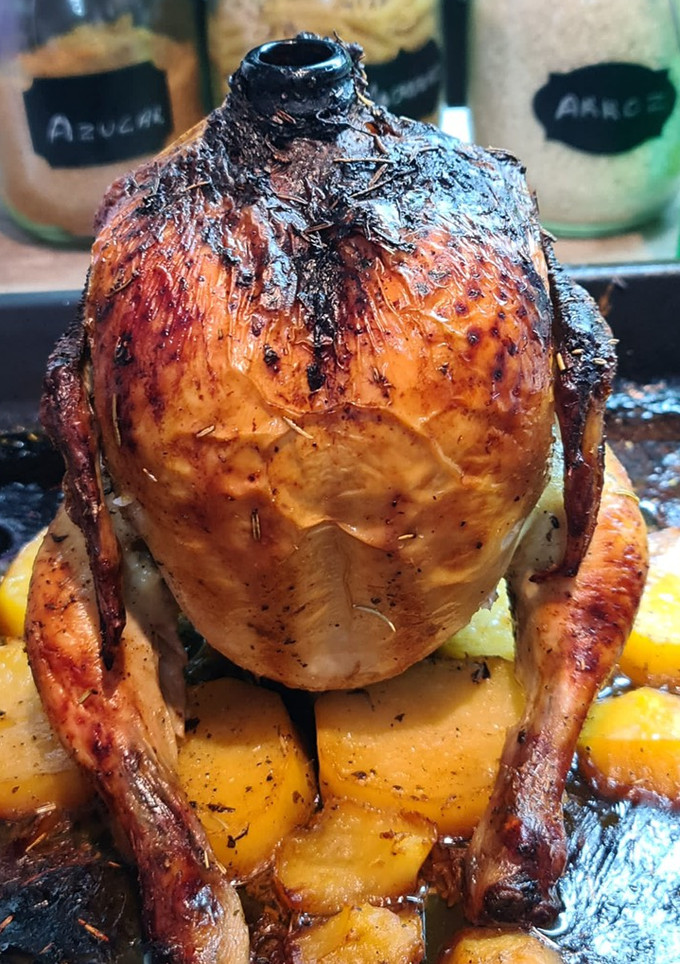 Una foto de Pollo sentado a la cerveza ( también llamado pollo violado!