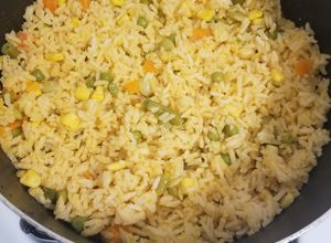 Una foto de Arroz amarillo con vegetales mixtos