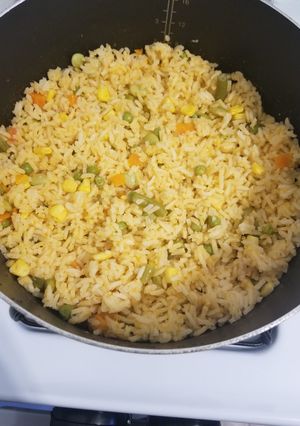 Una foto de Arroz amarillo con vegetales mixtos