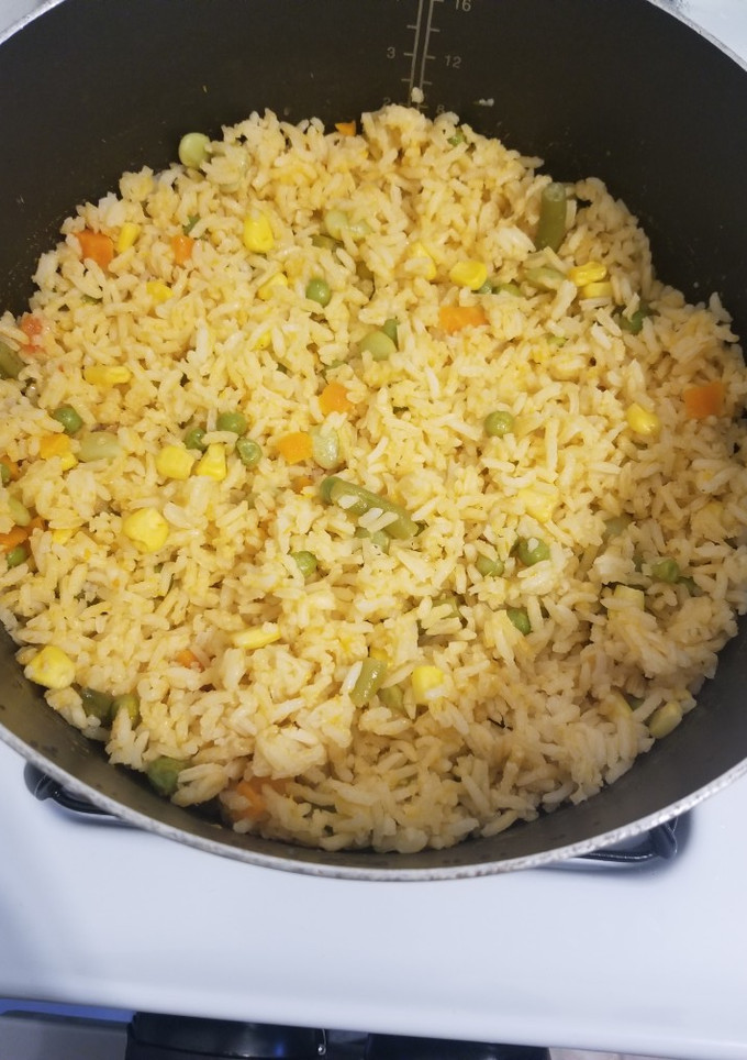 Una foto de Arroz amarillo con vegetales mixtos