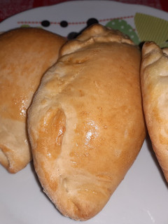 Una foto de Empanadas caseras de pollo 🍗😋