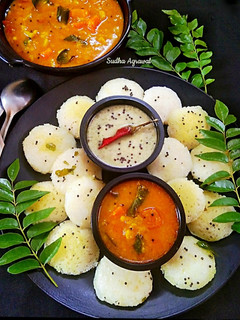 मिनी रवा इडली सांबर (mini rava idli sambar recipe in Hindi) रेसिपी मुख्य फोटो