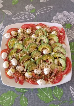 Una foto de Ensalada de Aguacate, mozzarella y tomate 🍅🥑