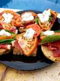 Bruschettas de jamón y albahaca