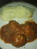 Albóndigas con tuco y puré