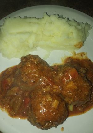 Una foto de Albóndigas con tuco y puré