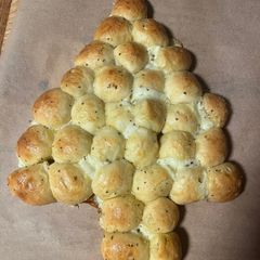 A picture of Cheesy pull apart biscuits (Christmas Tree edition).