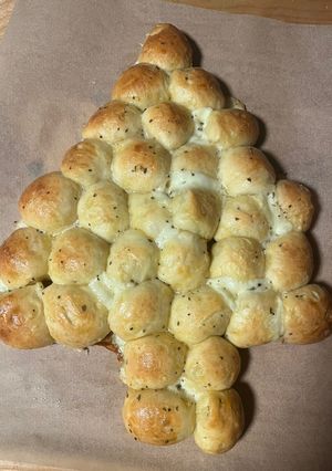 A picture of Cheesy pull apart biscuits (Christmas Tree edition).