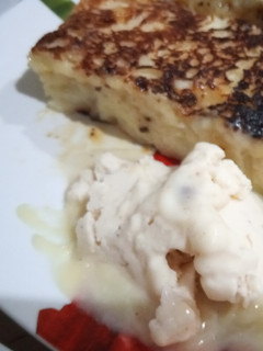 Una foto de Torrija Brioche con Helado y Crema de Canela