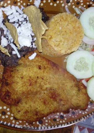 Una foto de Milanesa de pollo con guarnición a la Mario, s