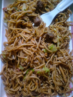 चाऊमिन (chowmein recipe in Hindi) रेसिपी मुख्य फोटो