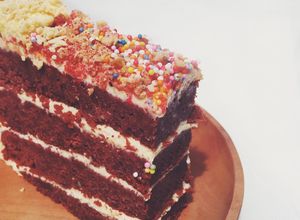 Foto resep Steamed Red velvet beetroot with vanilla cream cheese frosting (red velvet kukus bit)