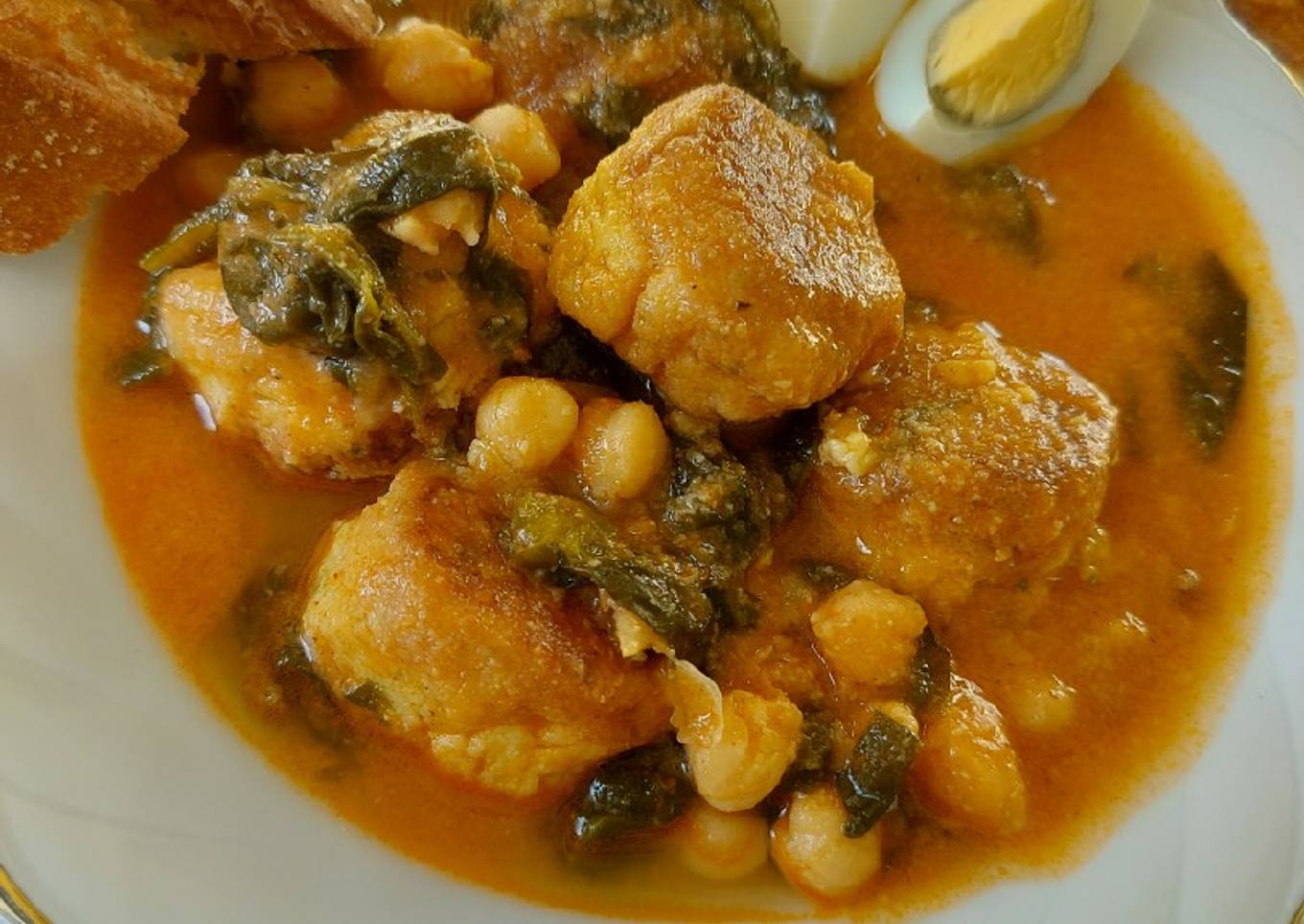 Potaje de garbanzos con acelgas y albóndigas de bacalao