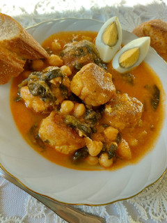 Una foto de Potaje de garbanzos con acelgas y albóndigas de bacalao