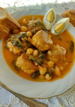 Una foto de Potaje de garbanzos con acelgas y albóndigas de bacalao