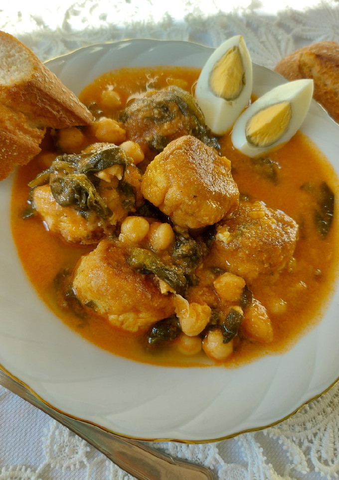 Una foto de Potaje de garbanzos con acelgas y albóndigas de bacalao