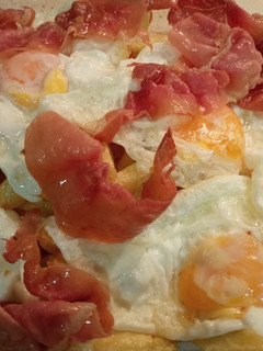 Una foto de Huevos rotos con jamón