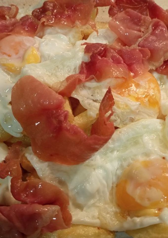 Una foto de Huevos rotos con jamón
