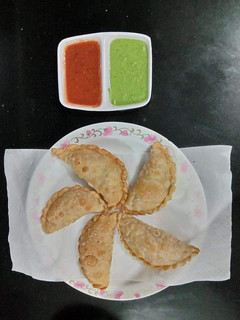 કોબી મગની દાળના ઘૂઘરા રેસીપી મુખ્ય ફોટો