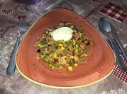 Una foto de lomito con vegetales