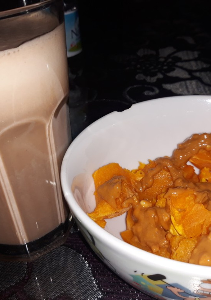 Una foto de Calabaza con mantequilla de cacahuete y batido de proteínas