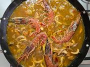 Una foto de cazuela de calamar y mejillones