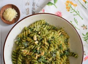 Una foto de Fideos integrales con pesto de espinacas