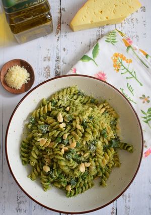 Una foto de Fideos integrales con pesto de espinacas