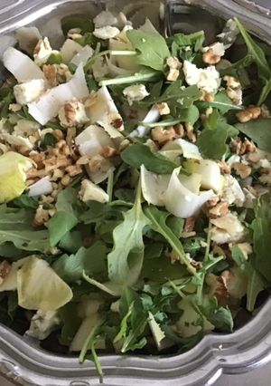 Une photo de Salade de roquette jeunes endives roquefort et noix