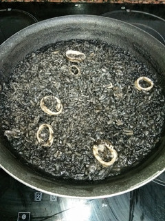 Una foto de Arroz negro con calamares