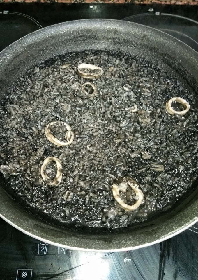Una foto de Arroz negro con calamares