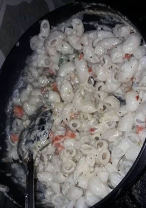A picture of White sauce pasta.