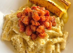 Una foto de Macarrones con queso y chorizo y plátano asado
