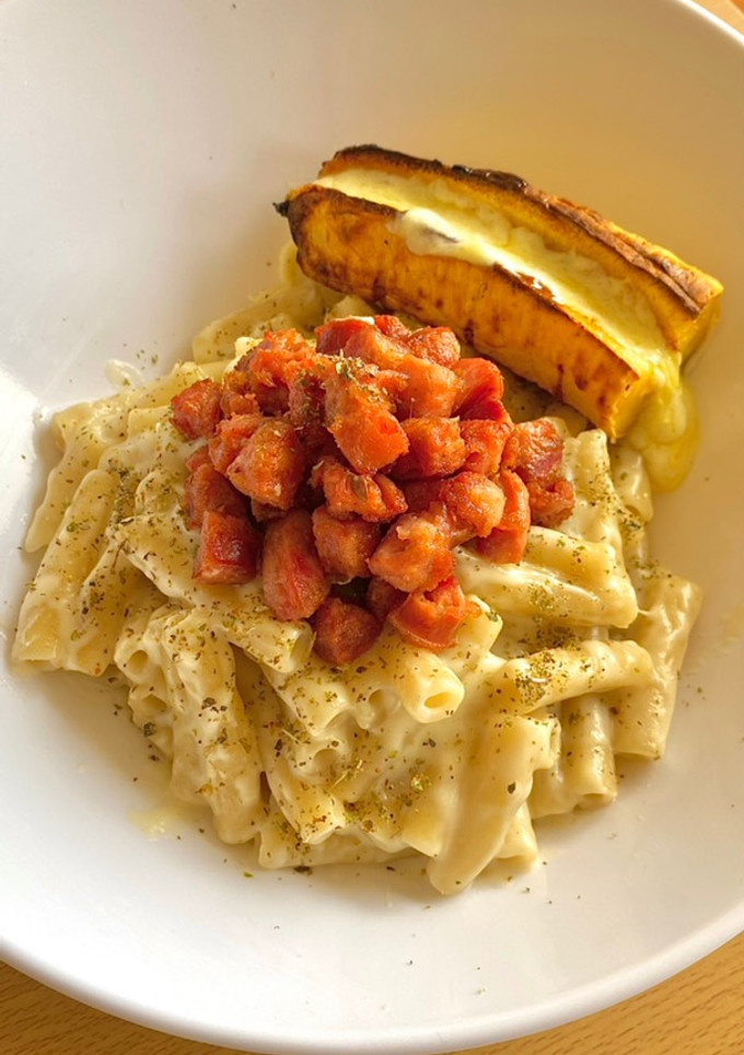 Una foto de Macarrones con queso y chorizo y plátano asado