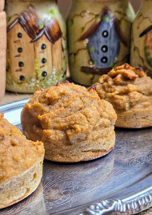 Una foto de Muffins de mandarina y banana, 🍊🍌 saludables, sin azúcar agregado, sin edulcorante, sin gluten