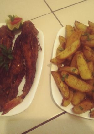Une photo de Poisson frit, potatos au four