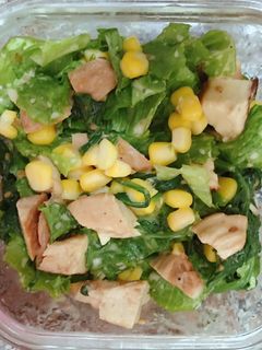 Hình của món Salad ức gà áp chảo và rau bina.