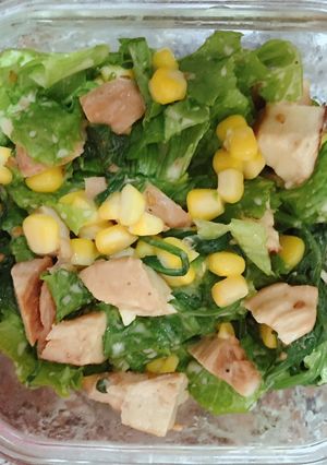 Hình của món Salad ức gà áp chảo và rau bina.