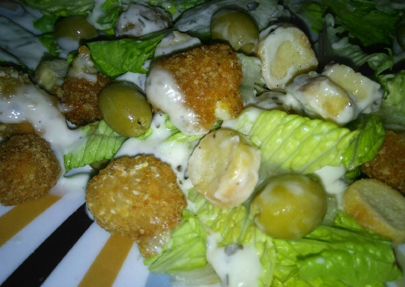 Ensalada con pops de pollo y queso