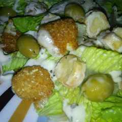Una foto de Ensalada con pops de pollo y queso