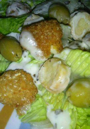 Una foto de Ensalada con pops de pollo y queso